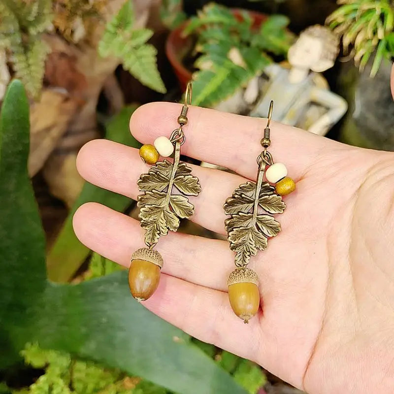 Hängende Ohrringe mit Quaste und Blatt