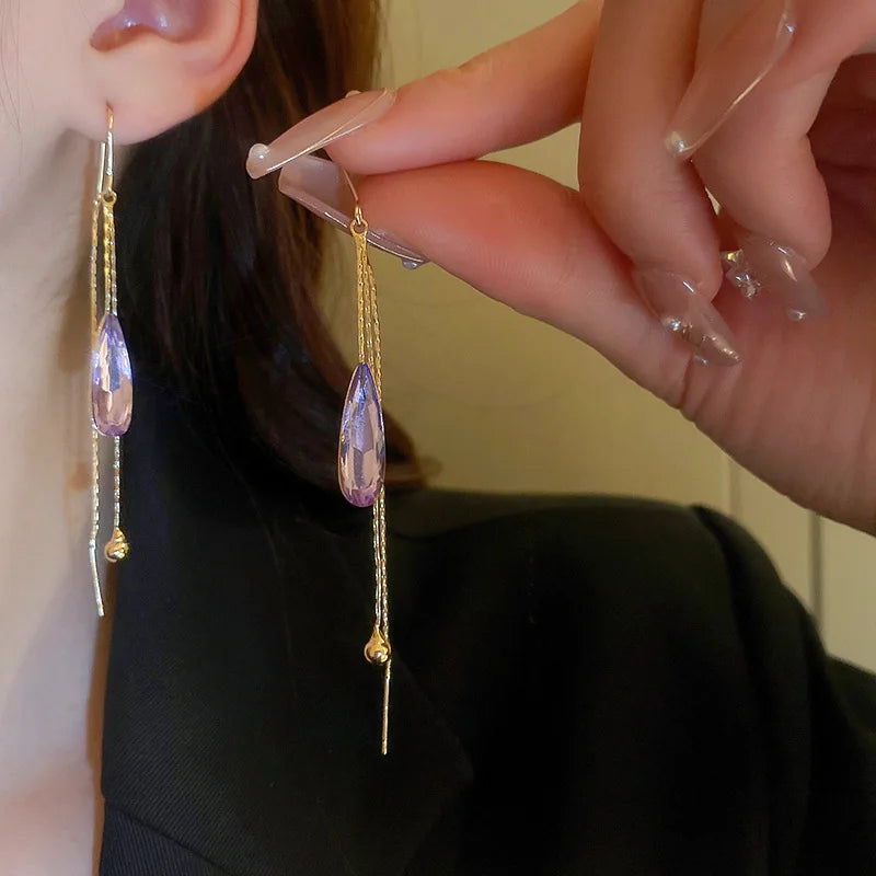 Hängende Ohrringe mit violettem Zirkon-Tropfen