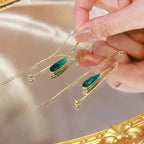 Hängende Ohrringe mit grünem Zirkon-Tropfen