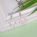 Sechseckige hängende Ohrringe mit dem jüdischen Symbol des <span data-glossary-id="star_of_david">Davidsterns</span> in Silber