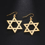 Sechseckige hängende Ohrringe mit dem jüdischen Symbol des <span data-glossary-id="star_of_david">Davidsterns</span> in Gold