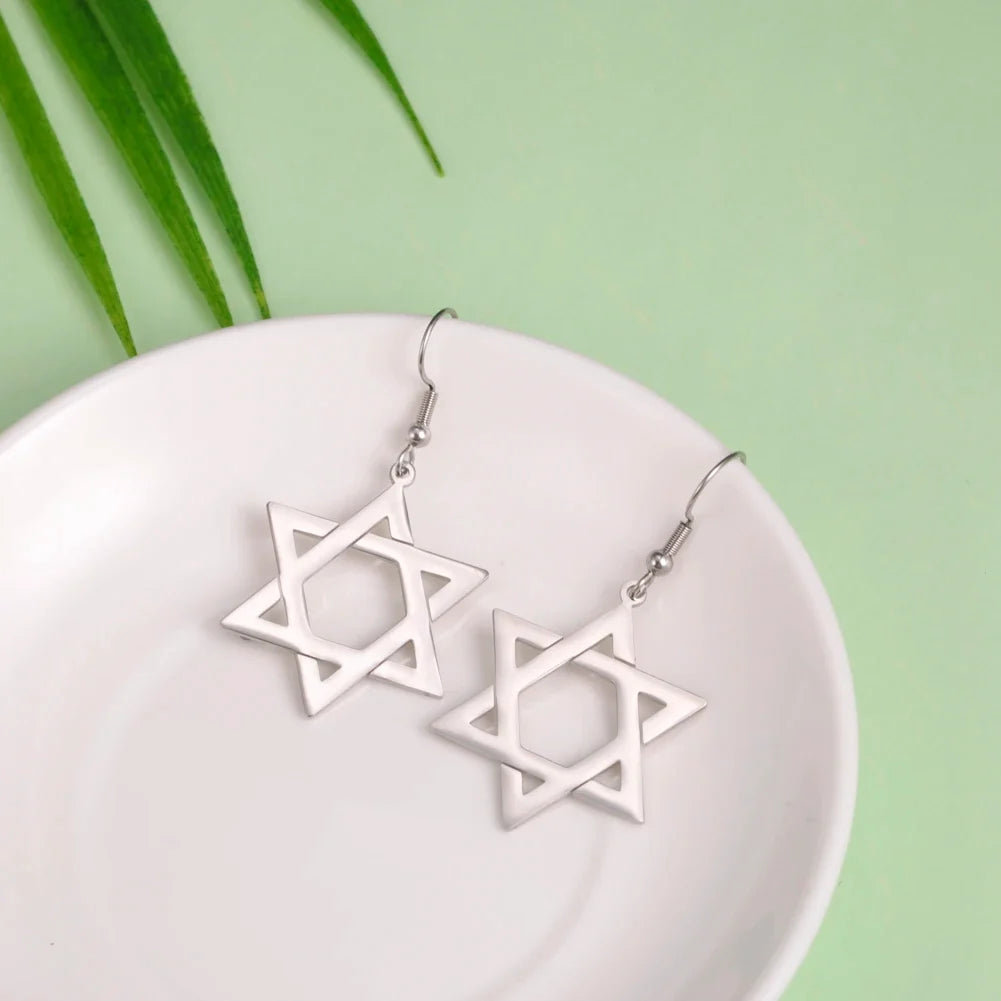 Sechseckige hängende Ohrringe mit dem jüdischen Symbol des <span data-glossary-id="star_of_david">Davidsterns</span> in Silber
