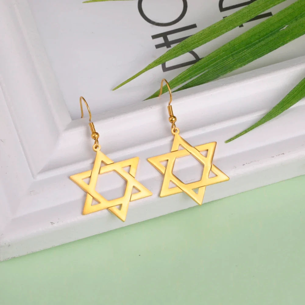 Sechseckige hängende Ohrringe mit dem jüdischen Symbol des <span data-glossary-id="star_of_david">Davidsterns</span> in Gold