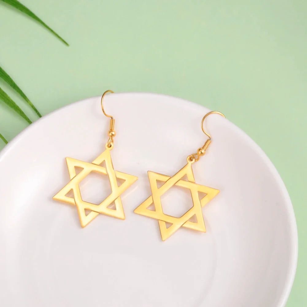 Sechseckige hängende Ohrringe mit dem jüdischen Symbol des <span data-glossary-id="star_of_david">Davidsterns</span> in Gold