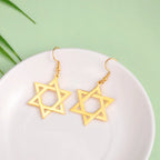 Sechseckige hängende Ohrringe mit dem jüdischen Symbol des <span data-glossary-id="star_of_david">Davidsterns</span> in Gold