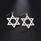 Sechseckige hängende Ohrringe mit dem jüdischen Symbol des <span data-glossary-id="star_of_david">Davidsterns</span> in Silber