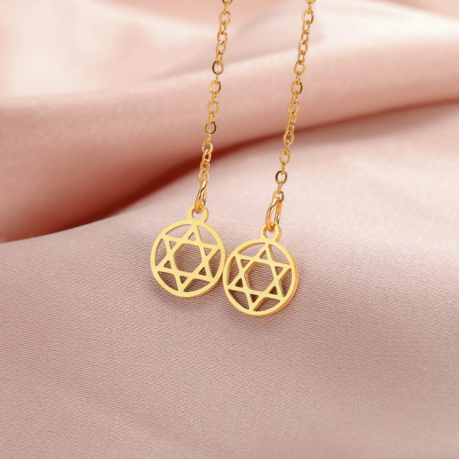 Lange hängende Ohrringe mit dem runden <span data-glossary-id="StarOfDavid">Davidstern</span> jüdisches Symbol Gold