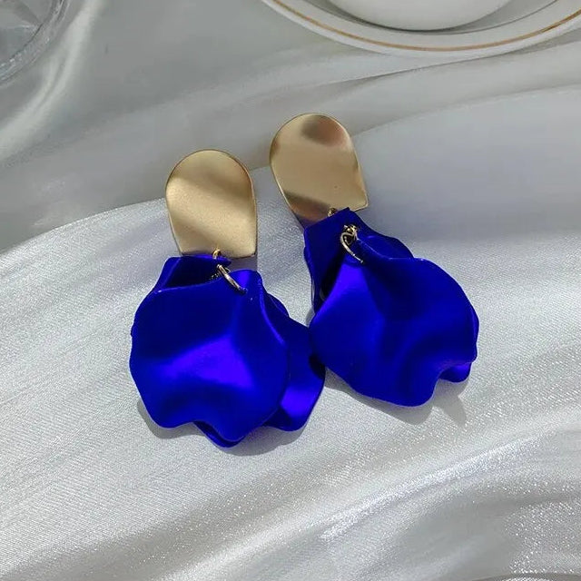 Hängende Ohrringe mit blauen Blütenblättern