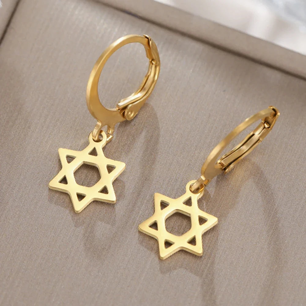 Hängende Ohrringe für Damen mit dem symbolischen jüdischen Davidstern in Gold