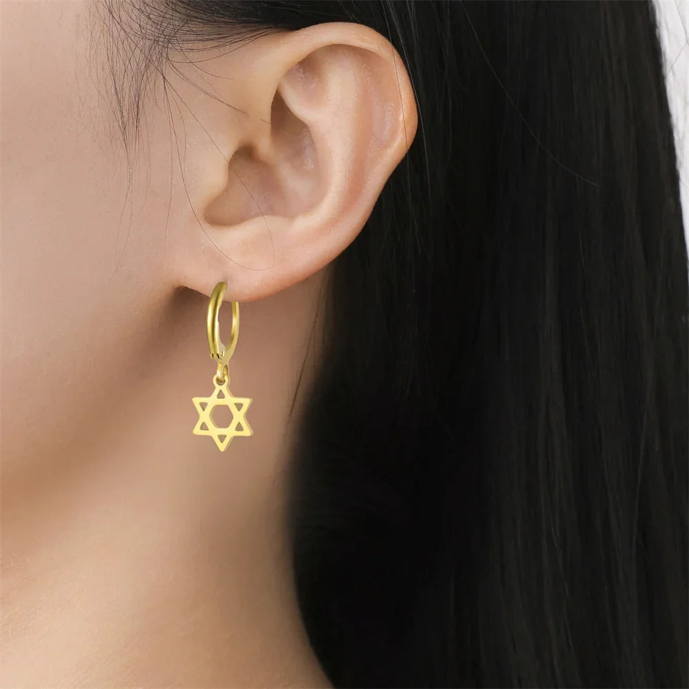 Hängende Ohrringe für Damen mit dem symbolischen jüdischen Davidstern in Gold