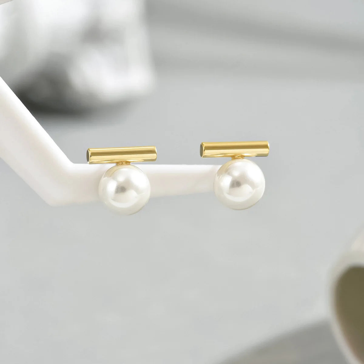 Perlenohrringe mit geometrischem Stab