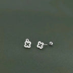 Ohrstecker mit durchbrochenem Kleeblatt und Strass