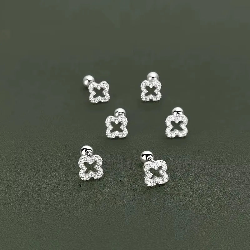 Ohrstecker mit durchbrochenem Kleeblatt und Strass