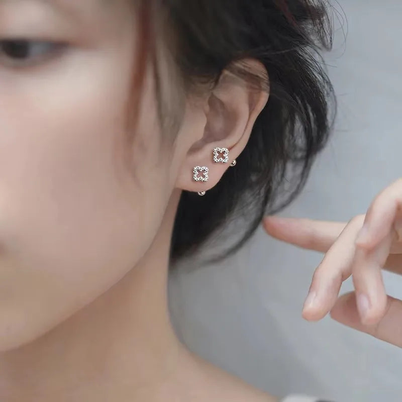 Ohrstecker mit durchbrochenem Kleeblatt und Strass