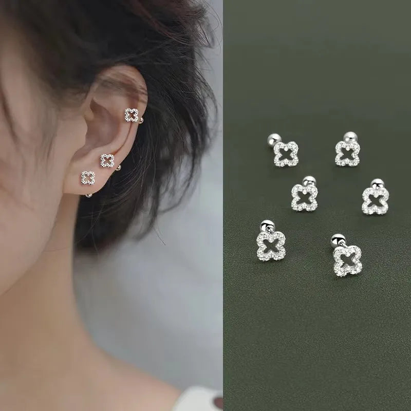 Ohrstecker mit durchbrochenem Kleeblatt und Strass
