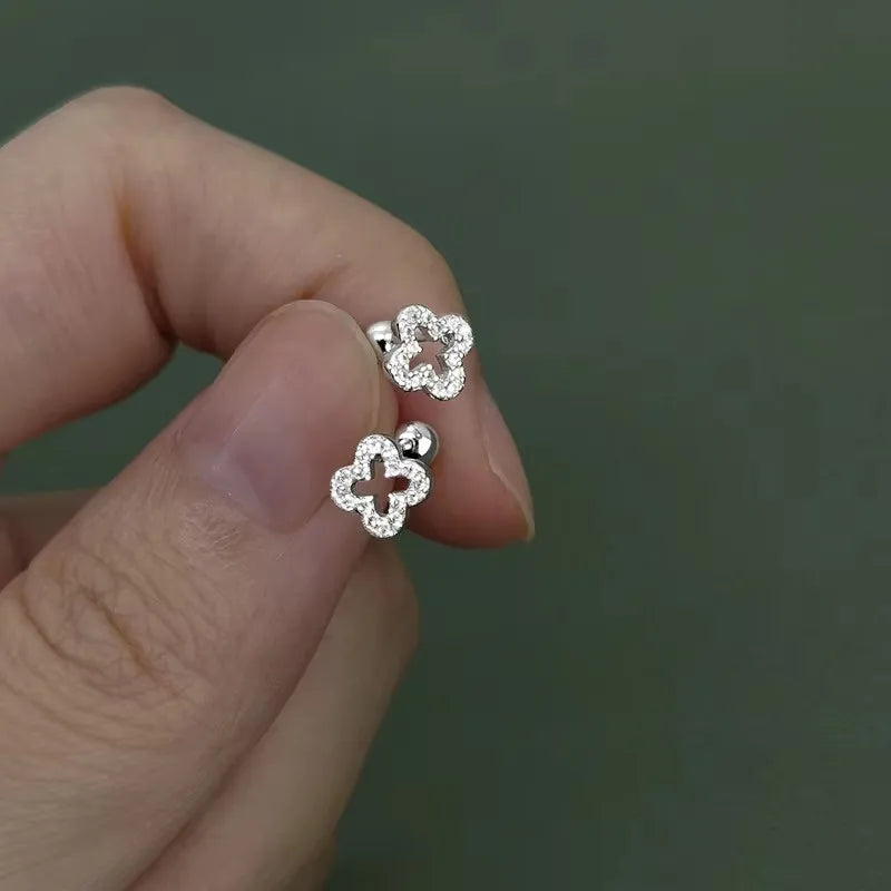 Ohrstecker mit durchbrochenem Kleeblatt und Strass