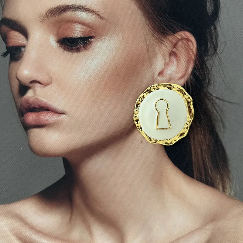 Runde Ohrringe Schlüssel weiß