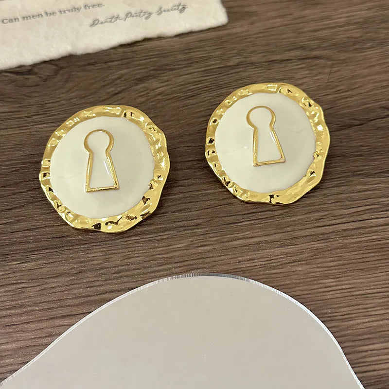 Runde Ohrringe Schlüssel weiß