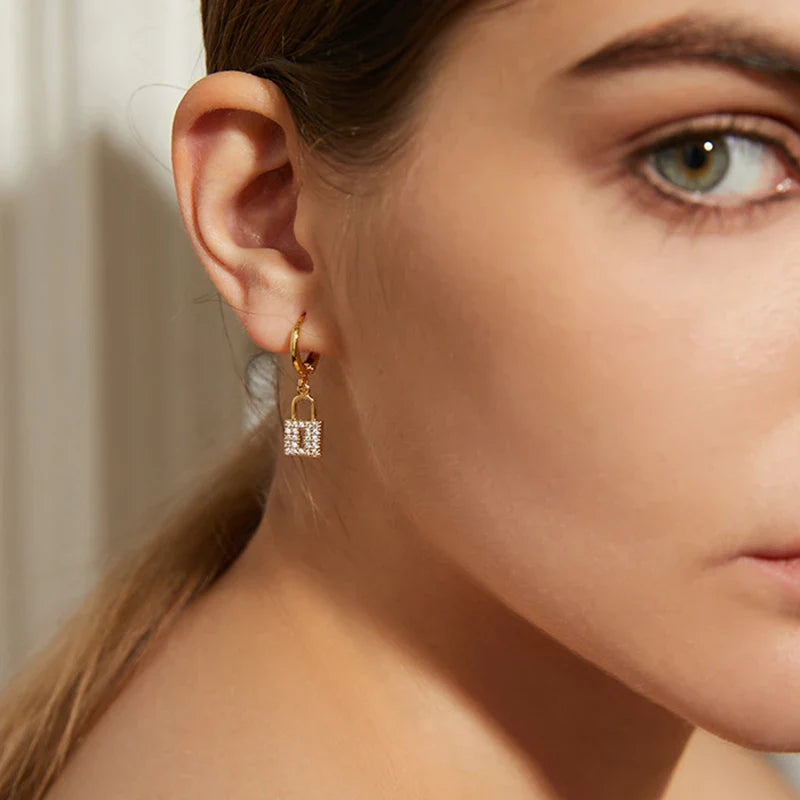 Creolen-Ohrringe mit Schlüssel und Schloss mit Strass