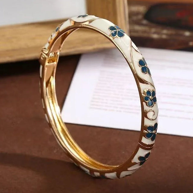 Armband mit Blumen- und Blättermotiven aus weißem und grünem Farbemaille