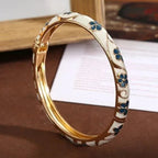 Armband mit Blumen- und Blättermotiven aus weißem und grünem Farbemaille