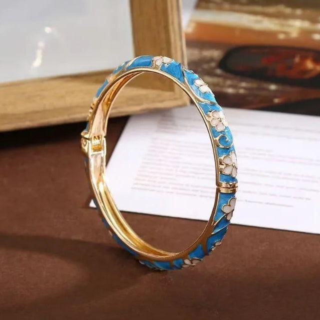 Armband mit Blumen- und Blättermotiven aus blauem und weißem Farbemaille