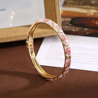 Armband mit Blumen- und Blättermotiven aus rosafarbenem Farbemaille 