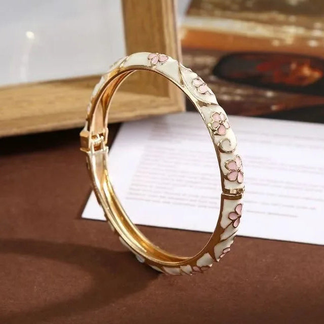 Armband mit Blumen- und Blättermotiven aus hellrosafarbenem Farbemaille