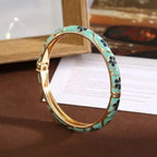 Armband mit Blumen- und Blättermotiven aus grünem Farbemaille