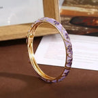 Armband mit Blumen- und Blättermotiven aus violettem Farbemaille