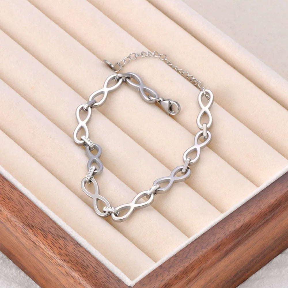 Armband mit verschlungenen Unendlichkeitssymbolen Silber