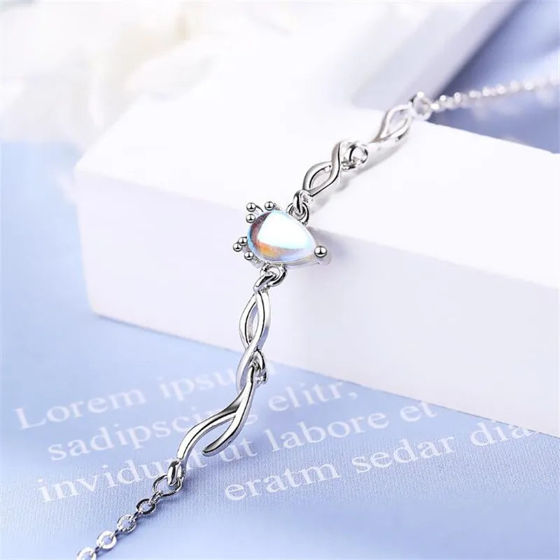 Verstellbares Armband mit Mondstein-Tropfen
