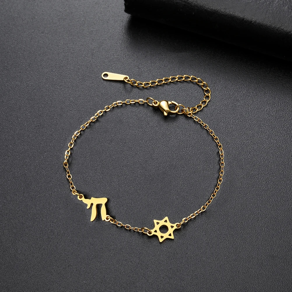 Verstellbares Armband mit dem <span data-glossary-id="etoile-de-david">Davidstern</span> und <span data-glossary-id="chai">Chai</span>, Symbolen jüdischer Zugehörigkeit, Gold