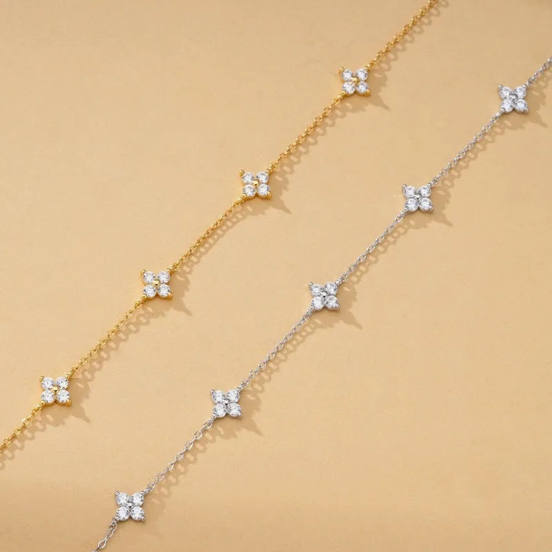 Verstellbares Kleeblatt-Armband mit Strass 