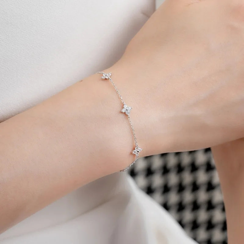 Verstellbares Kleeblatt-Armband mit Strass 
