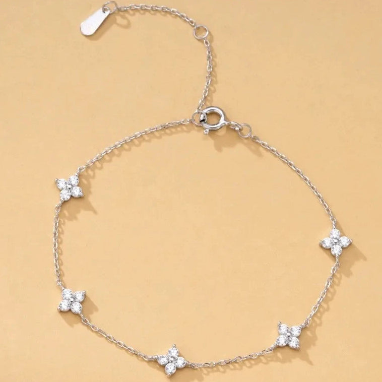 Verstellbares Kleeblatt-Armband mit Strass 