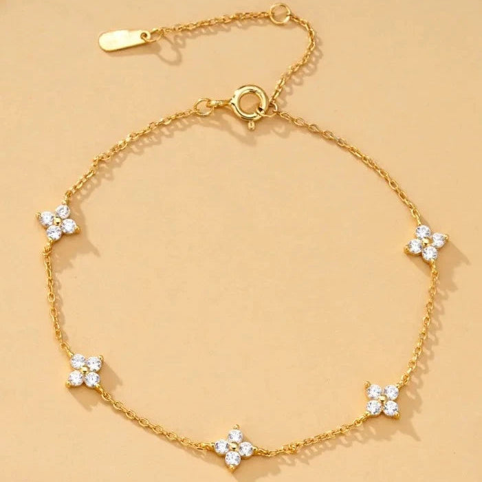 Verstellbares Kleeblatt-Armband mit Strass 