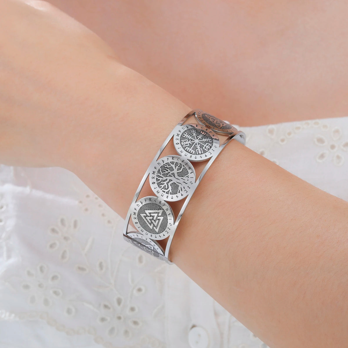 Lebensbaum-Armband im nordischen Stil mit silbernen Runen verziert