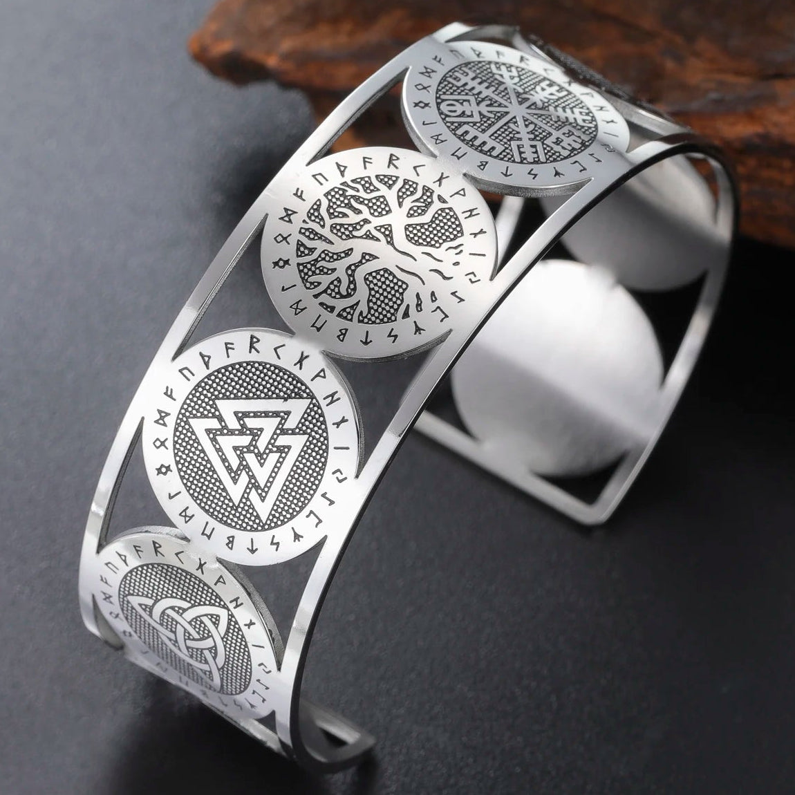 Lebensbaum-Armband im nordischen Stil mit silbernen Runen verziert