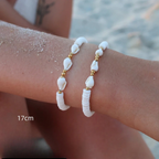 Armband mit Kaurischale und Perlen