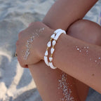 Armband mit Kaurischale und Perlen