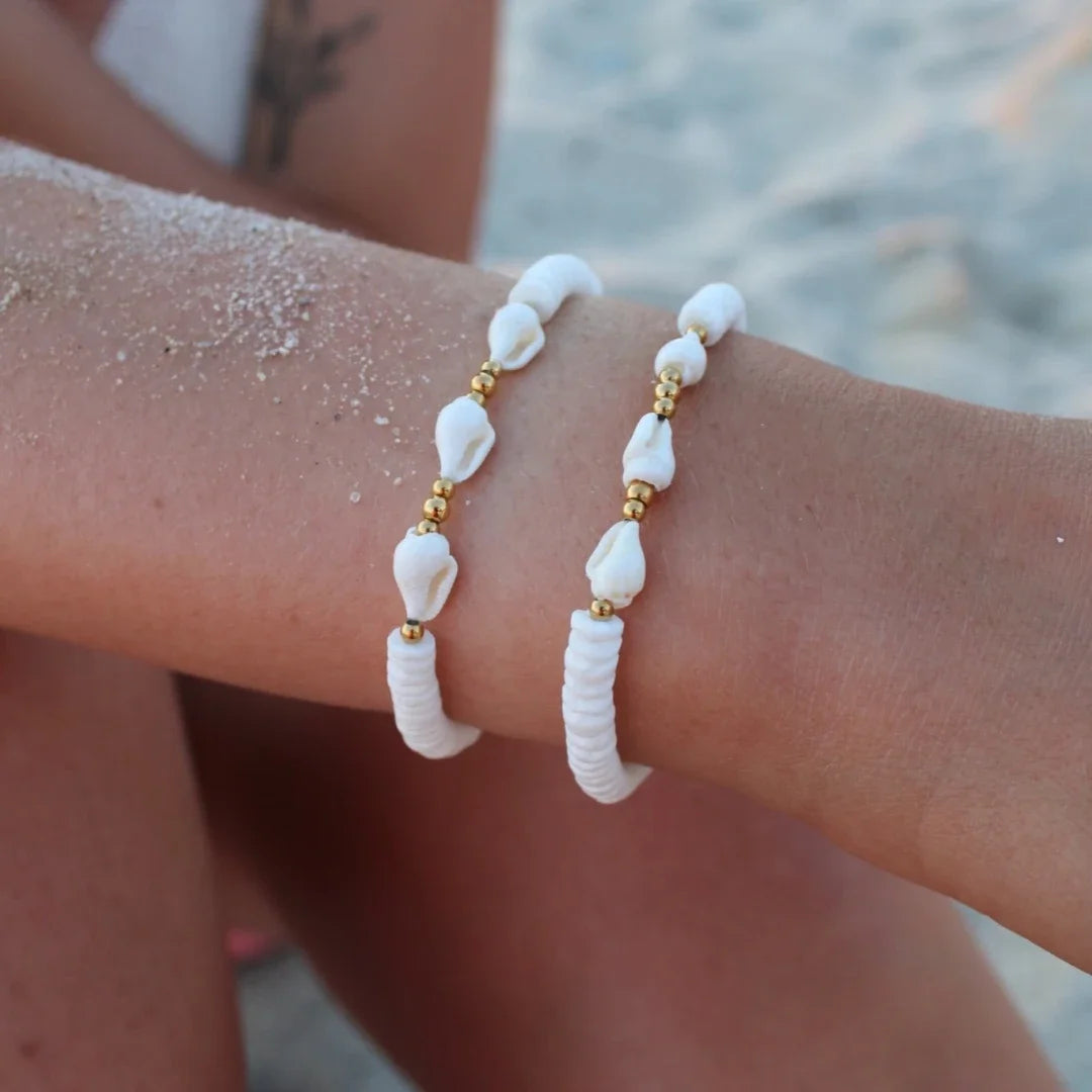 Armband mit Kaurischale und Perlen