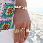 Armband mit Kaurischale und Perlen