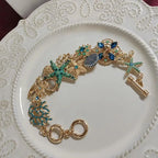 Armband mit Muscheln in blauer Farbe