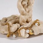 Armband mit Muscheln und weißen Perlen