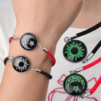 Armband mit rotem und schwarzem leuchtendem Halbmond und Sonne
