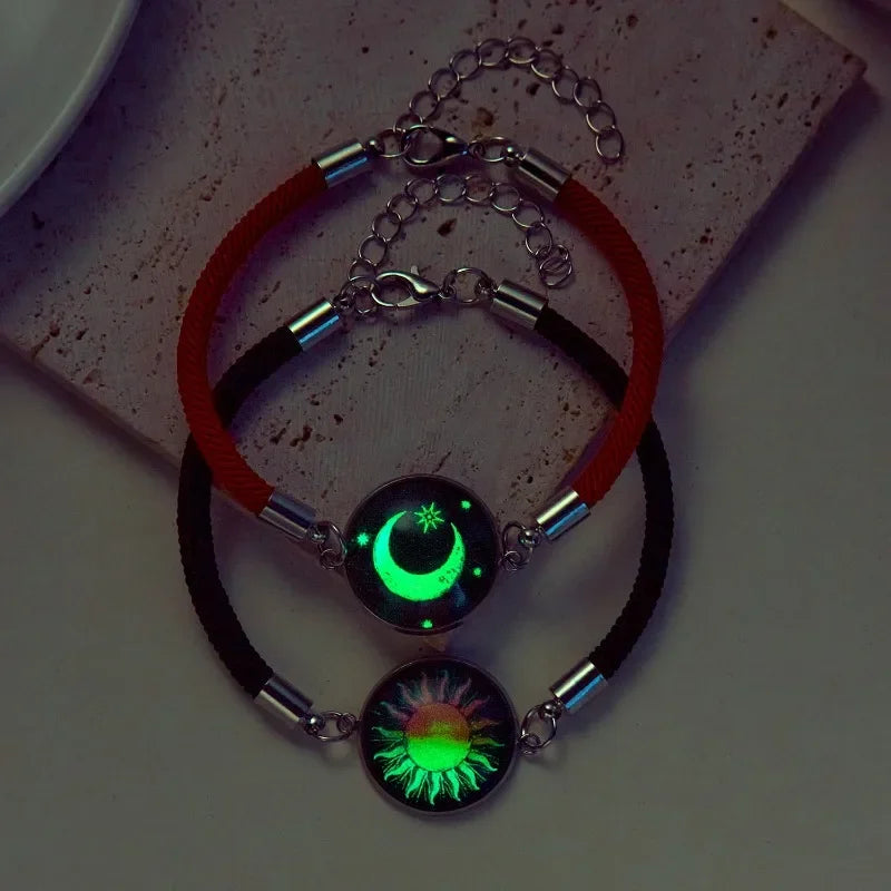 Armband mit rotem und schwarzem leuchtendem Halbmond und Sonne