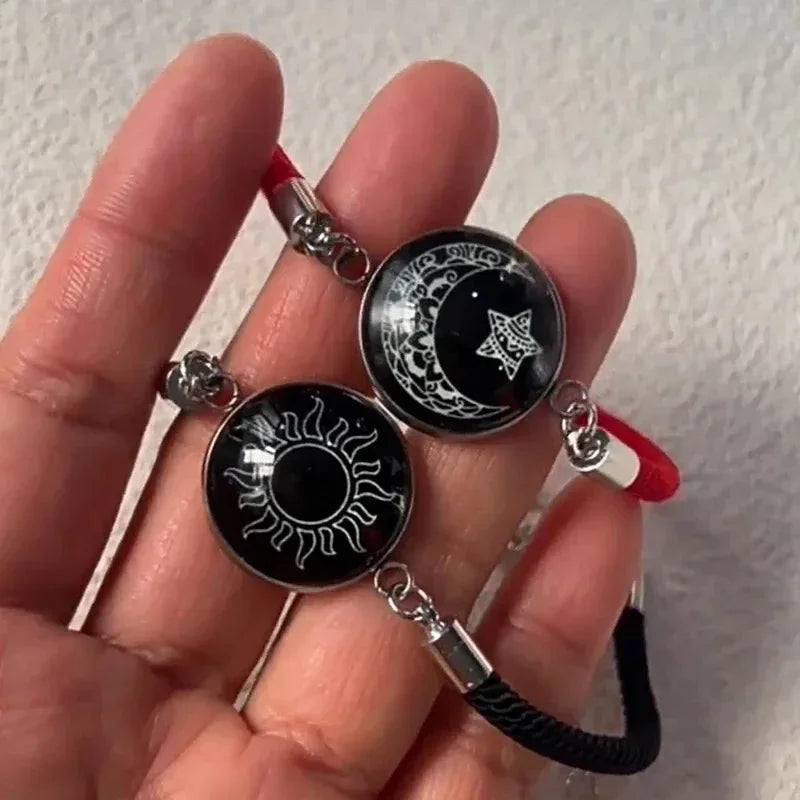 Armband mit rotem und schwarzem leuchtendem Halbmond und Sonne