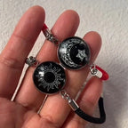 Armband mit rotem und schwarzem leuchtendem Halbmond und Sonne