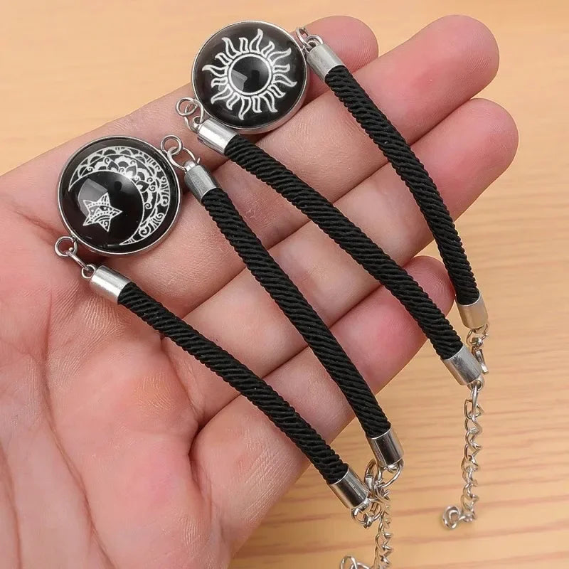 Armband mit schwarzem leuchtendem Halbmond und Sonne